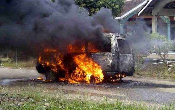 Mobil penimbun BBM ludes terbakar.